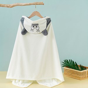 Serviette enfant design souris. Multi-usages : serviette de bain.