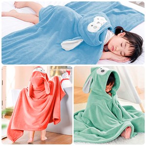 Serviette enfant design souris. Multiusages : serviette de bain.