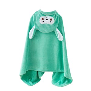 Serviette enfant design lapin. Multi-usages : serviette de bain.