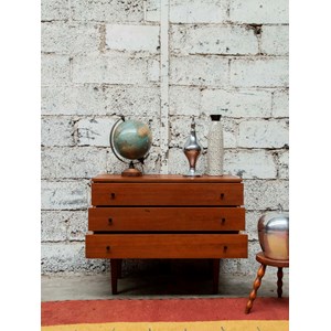 Olga, la commode en bois foncé n°284