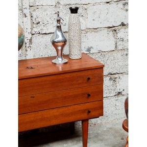 Olga, la commode en bois foncé n°284