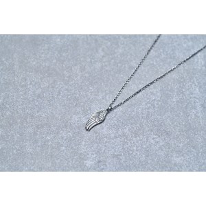 Collier mono-motif aile noire en acier 316l