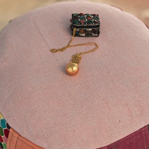 Bijou de grossesse bola avec chaîne - ananas or