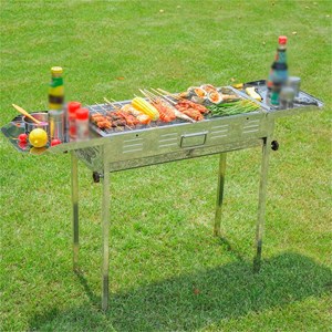 Barbecue en acier inoxydable à charbon avec deux supports et hauteur réglable.