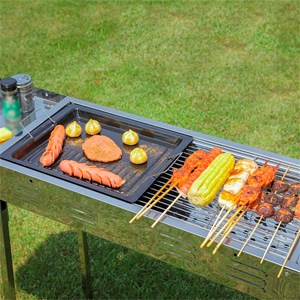 Barbecue en acier inoxydable à charbon avec deux supports et hauteur réglable.