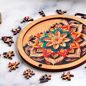Puzzle et cadre en bois avec 70 pièces. Design fleur multicolore.
