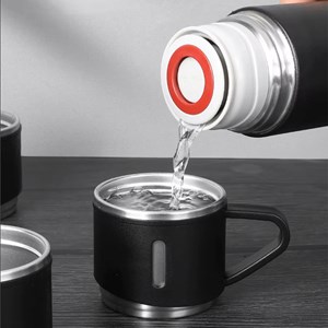 Jeu de thermos de 500ml et 3 tasses isolantes.