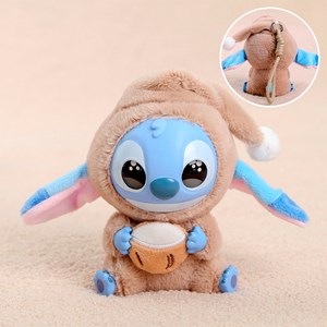 Peluche extra doux et moelleux avec pendentif. Design de petit monstre en pyjama