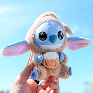 Peluche extra doux et moelleux avec pendentif. Design de petit monstre en pyjama