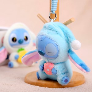 Peluche extra doux et moelleux avec un pendentif. Design de monstre en pyjama.