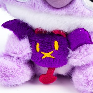 Peluche extra doux adaptable en pendentif. Design petit diable violet. 12 cm.