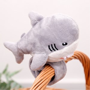 Peluche extra doux et moelleux. Design requin avec mécanisme rétractable. 14 cm.