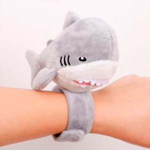 Peluche extra doux et moelleux. Design requin avec mécanisme rétractable. 14 cm.