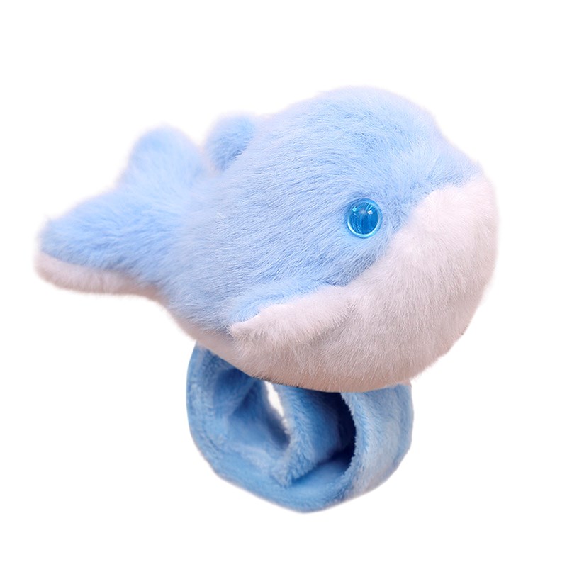 Peluche extra doux et moelleux. Design baleine bleue avec mécanisme enroulable.