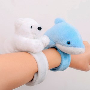 Peluche extra doux et moelleux. Design baleine bleue avec mécanisme enroulable.