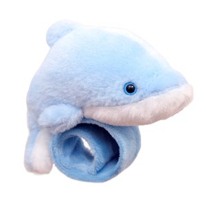 Peluche extra doux et moelleux. Conception dauphin avec mécanisme enroulable.