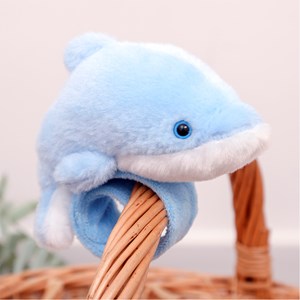 Peluche extra doux et moelleux. Conception dauphin avec mécanisme enroulable.