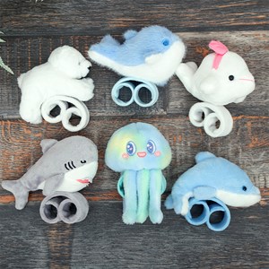 Peluche extra doux et moelleux. Conception dauphin avec mécanisme enroulable.