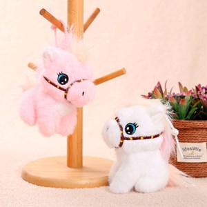 Peluche extra doux et moelleux avec pendentif. Design poulain assis rose. 13 cm.