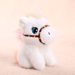 Peluche extra-doux et moelleux avec pendentif. Design poulain assis blanc. 13 cm