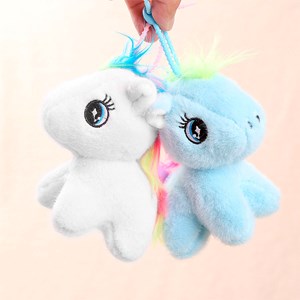 Peluche extra-doux et moelleux avec pendentif. Conception de poney coloré. 13 cm