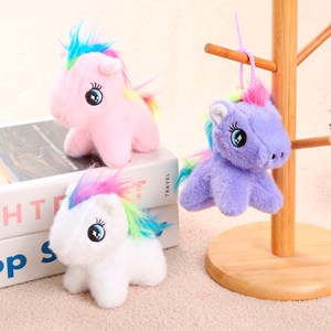 Peluche extra-doux et moelleux avec pendentif. Conception de poney coloré. 13 cm