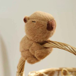 Doudou extra doux et moelleux. Design capybara avec mécanisme enroulable. 14 cm.