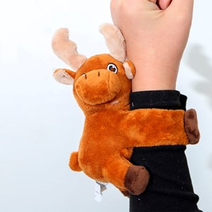 Peluche extra doux et moelleux. Design élan avec mécanisme enroulable. 15 cm.