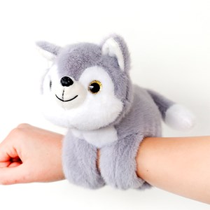 Peluche extra-doux et moelleux. Design husky avec mécanisme rétractable. 18 cm.