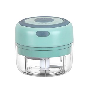 Hachoir polyvalent avec lames en acier inoxydable et capacité de 250ml.