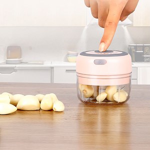 Hachoir polyvalent avec lames en acier inoxydable et capacité de 250ml.