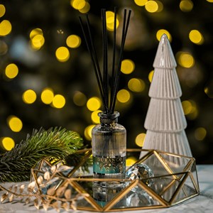 Diffuseur de parfum au pied du sapin