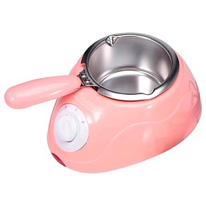 Chocolatière électrique avec plusieurs accessoires.