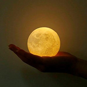 Lampe lunaire moon light multicolore avec télécommande et modes d'éclairage.