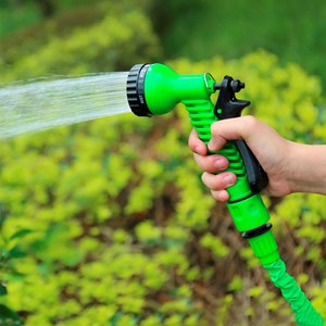 Tuyau de 20 mètres avec enrouleur et pulvérisateur avec 8 modes d'utilisation.