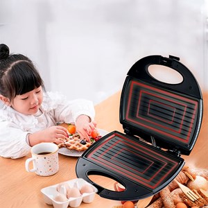 Sandwichière antiadhésive de 750w de puissance et lumière indicatrice.