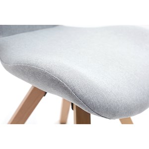 Chaise en tissu gris clair et bois clair anya
