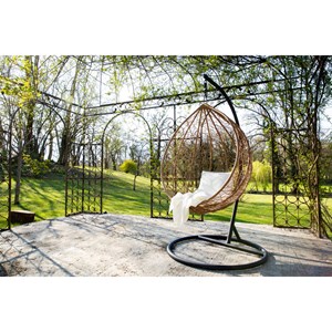 Fauteuil suspendu rotin sur pied en résine et métal noir mojo