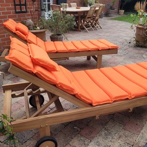 Matelas orange pour bain de soleil