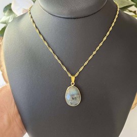Collier pendentif labradorite naturelle facettée – chaîne dorée
