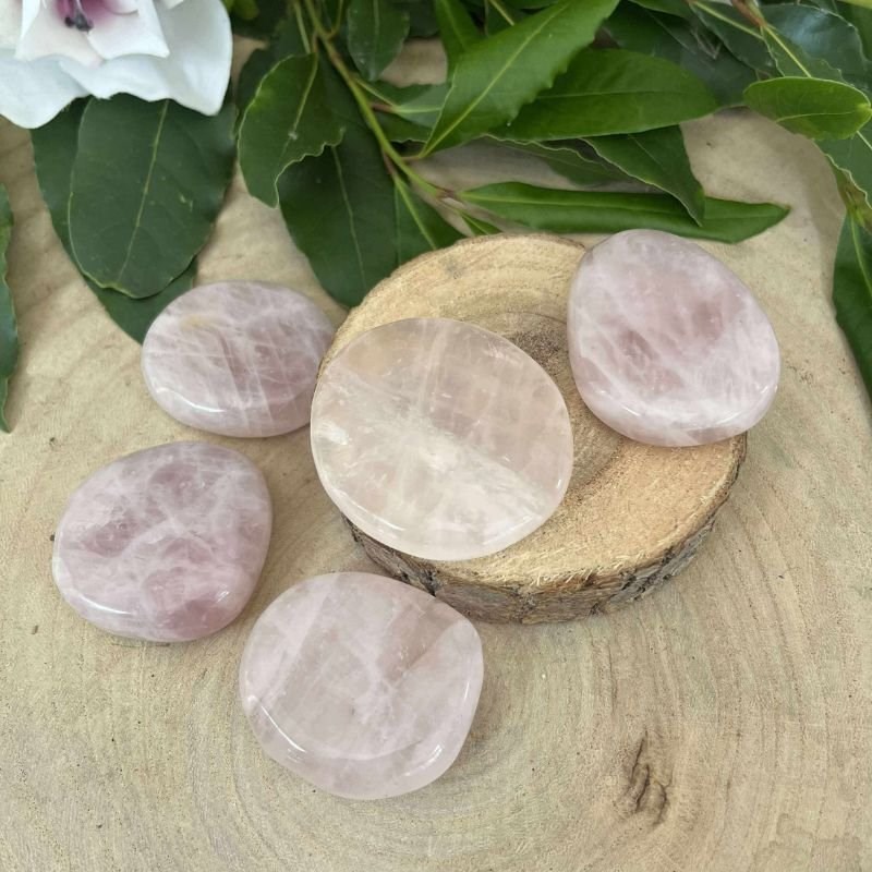 Galet plat en quartz rose naturel – pierre d’amour et de douceur