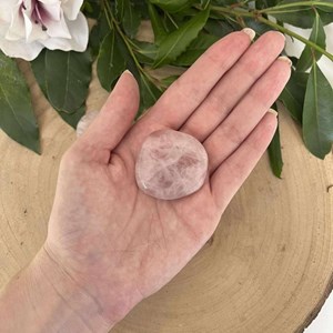 Galet plat en quartz rose naturel – pierre d’amour et de douceur