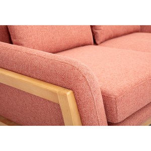 Canapé 2 places en tissu effet velours texturé terracotta et bois clair yoko