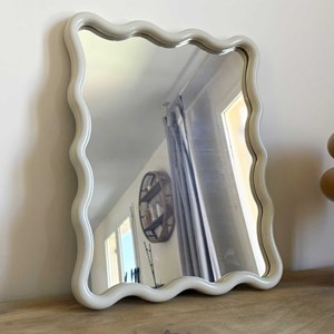 Miroir rectangulaire cadre ondulé coloris ivoire 38 x 30cm