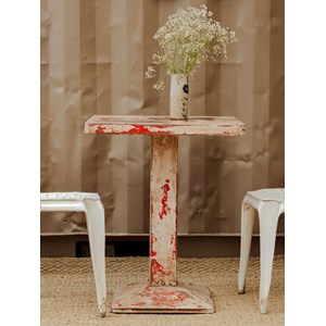 Hanna, la table d'appoint en métal n°685