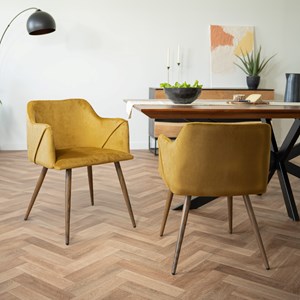 Lot de 2 chaises avec accoudoirs en velours jaune moutarde - daisy