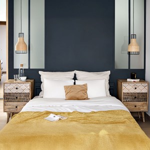 Table de chevet en bois, 3 tiroirs à motifs - tali