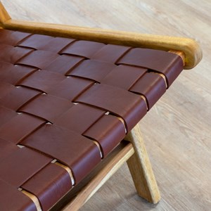 Fauteuil en teck et cuir tressé marron - kuna