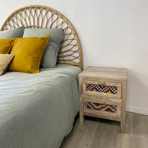 Table de chevet 2 tiroirs en manguier et cannage coloré - massaï