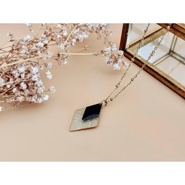 Collier pendentif losange noir